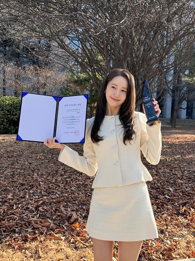 Yoona mặc đẹp v&agrave; tinh tế theo thời gian , phong c&aacute;ch đơn giản cho phụ nữ U40 - Ảnh 4.