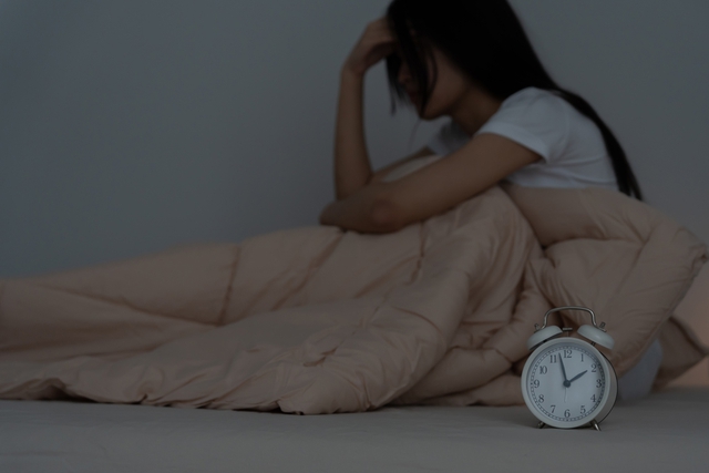 Thức giấc giữa đêm và đổ mồ hôi lạnh là cách cơ thể bạn đang cố gắng tự bảo vệ, nếu kèm theo 3 triệu chứng thì đến gặp bác sĩ ngay - Ảnh 2.