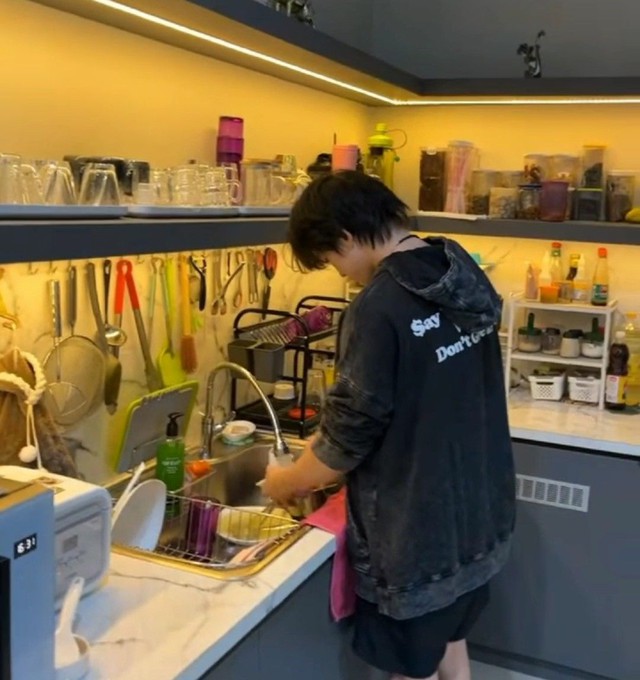 Thấy cháu đích tôn 12 tuổi đứng rửa bát: Mẹ chồng gục ngã vì cho rằng tôi đang 