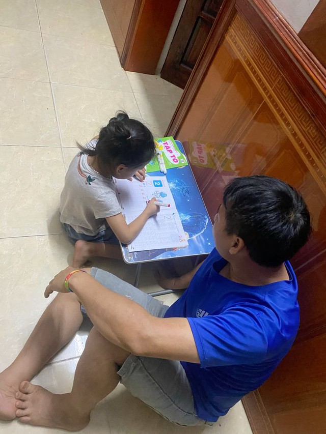 Con bỗng nhiên học hành sa sút, bố mẹ đừng để mình trở thành 