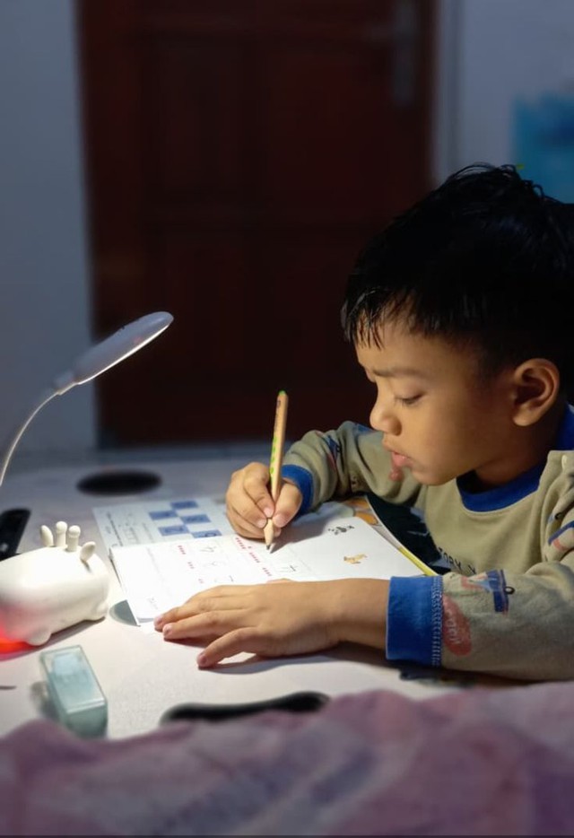 Con bỗng nhiên học hành sa sút, bố mẹ đừng để mình trở thành 