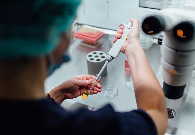 Ngày càng nhiều phụ nữ lớn tuổi hiếm muộn ở Bắc Kinh (Trung Quốc) lựa chọn thụ tinh ống nghiệm - Ảnh 1.