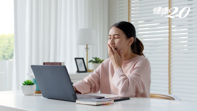 Ngủ đủ 8 tiếng vẫn mệt: Cơ thể phụ nữ 40+ c&oacute; thể đang thiếu một yếu tố quan trọng - Ảnh 1.