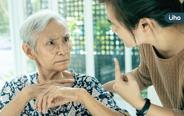 Cụ bà 75 tuổi cứ đến chiều tối lại đòi 