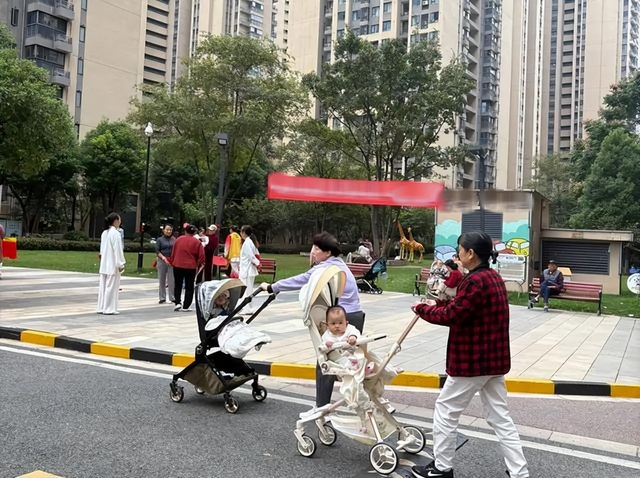 Bác sĩ nhi khoa nghỉ hưu cảnh báo: Đừng cho trẻ ăn 5 loại “đồ ăn dặm” này, có thể ảnh hưởng trí tuệ và khiến trẻ chậm lớn - Ảnh 1.