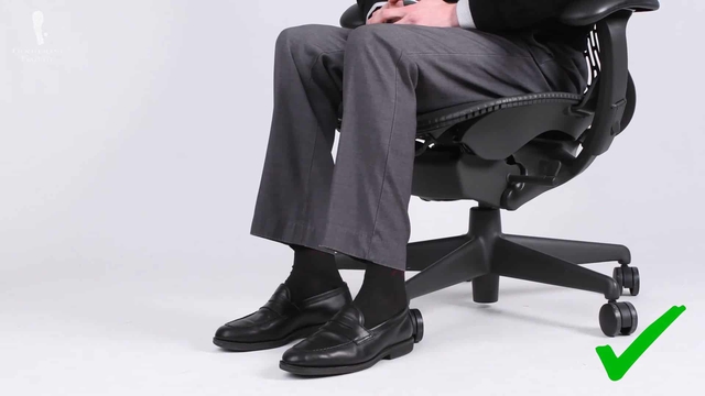 Từ tấm ảnh khiến fan cười bò của Hoắc Kiến Hoa ở show thời trang: Tư thế ngồi quyết định phong độ đàn ông ra sao? - Ảnh 3.