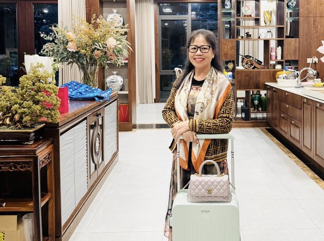 Từng liệt nửa người v&igrave; ung thư m&aacute;u, người phụ nữ ngo&agrave;i 60 tuổi hồi sinh kỳ diệu: 8 th&aacute;ng sau đứng lớp 6 tiết mỗi ng&agrave;y - Ảnh 3.