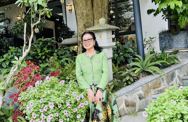 Từng liệt nửa người v&igrave; ung thư m&aacute;u, người phụ nữ ngo&agrave;i 60 tuổi hồi sinh kỳ diệu: 8 th&aacute;ng sau đứng lớp 6 tiết mỗi ng&agrave;y - Ảnh 4.