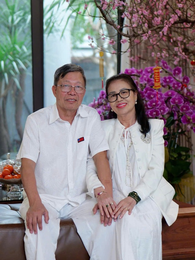 Từng liệt nửa người v&igrave; ung thư m&aacute;u, người phụ nữ ngo&agrave;i 60 tuổi hồi sinh kỳ diệu: 8 th&aacute;ng sau đứng lớp 6 tiết mỗi ng&agrave;y - Ảnh 5.