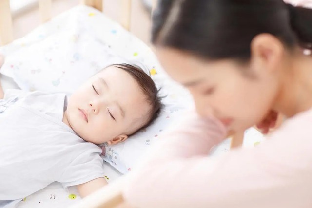 Em bé 7 tháng tuổi bò tới ôm mẹ đang khóc: Đứa trẻ sẽ dùng hành động ban sơ nhất để thể hiện thứ tình yêu thuần khiết nhất - Ảnh 2.