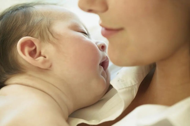 Em bé 7 tháng tuổi bò tới ôm mẹ đang khóc: Đứa trẻ sẽ dùng hành động ban sơ nhất để thể hiện thứ tình yêu thuần khiết nhất - Ảnh 1.