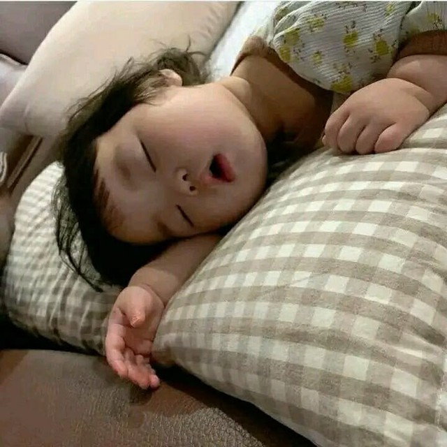 2 th&oacute;i quen trước khi ngủ đang &ldquo;đ&aacute;nh cắp&rdquo; giấc ngủ ngon của con - Ảnh 1.