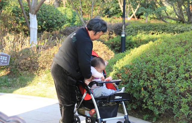 “Nếu có thể, đừng để bà ngoại trông cháu”: Một bà mẹ trẻ rơi nước mắt khi nói ra 3 lý do khiến nhiều người xúc động - Ảnh 4.