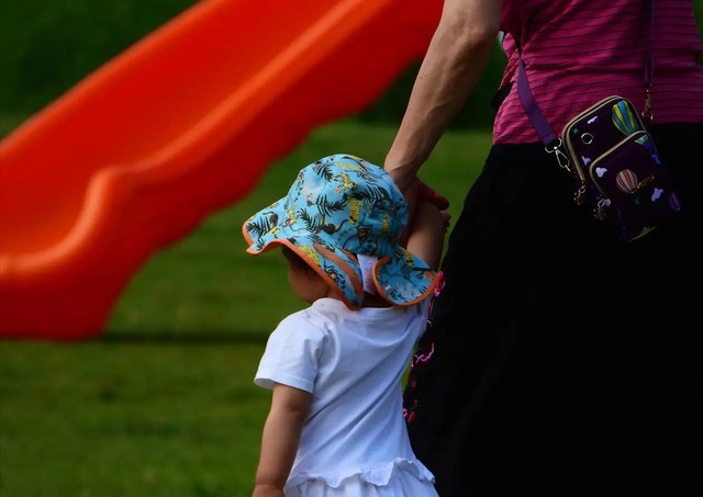 “Nếu có thể, đừng để bà ngoại trông cháu”: Một bà mẹ trẻ rơi nước mắt khi nói ra 3 lý do khiến nhiều người xúc động - Ảnh 2.