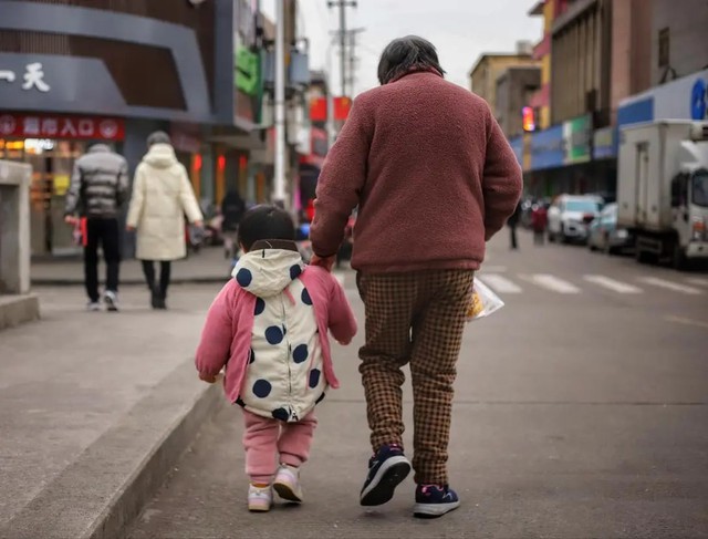 “Nếu có thể, đừng để bà ngoại trông cháu”: Một bà mẹ trẻ rơi nước mắt khi nói ra 3 lý do khiến nhiều người xúc động - Ảnh 1.