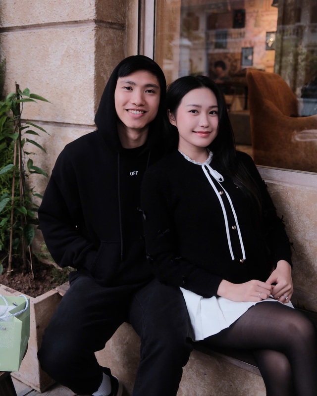 Không nói nhiều lời ngọt ngào, Đoàn Văn Hậu “cưng” vợ theo cách này: Nhìn loạt outfit là hiểu ngay - Ảnh 10.