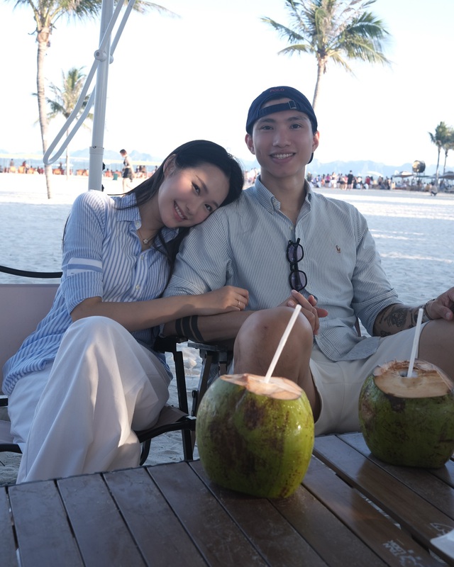 Không nói nhiều lời ngọt ngào, Đoàn Văn Hậu “cưng” vợ theo cách này: Nhìn loạt outfit là hiểu ngay - Ảnh 3.