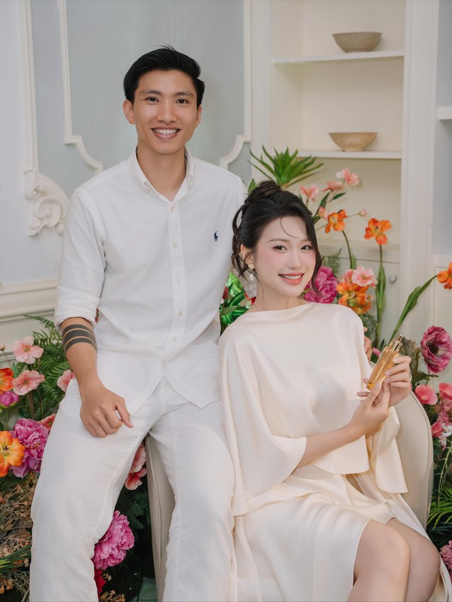 Không nói nhiều lời ngọt ngào, Đoàn Văn Hậu “cưng” vợ theo cách này: Nhìn loạt outfit là hiểu ngay - Ảnh 7.