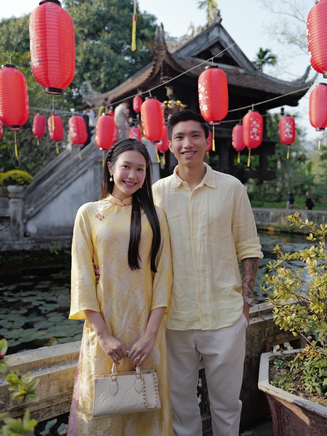 Không nói nhiều lời ngọt ngào, Đoàn Văn Hậu “cưng” vợ theo cách này: Nhìn loạt outfit là hiểu ngay - Ảnh 1.