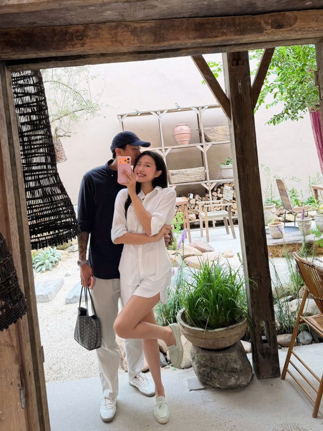 Không nói nhiều lời ngọt ngào, Đoàn Văn Hậu “cưng” vợ theo cách này: Nhìn loạt outfit là hiểu ngay - Ảnh 2.