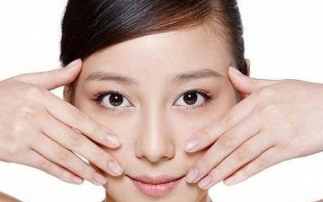 Đừng đợi đến 30 tuổi mới chống lão hóa: 4 thói quen nên bắt đầu ngay từ tuổi 20 để giữ da căng mịn đến 50 - Ảnh 3.