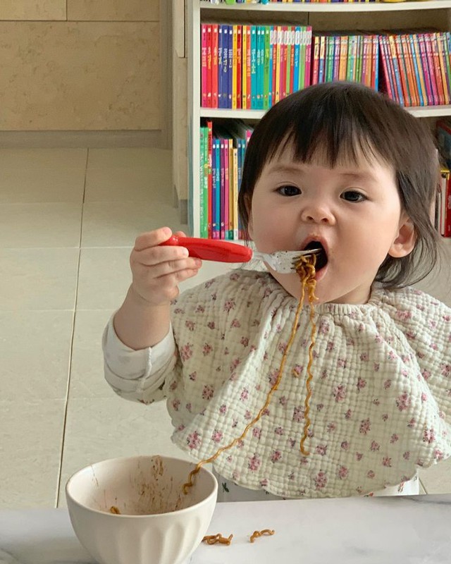 Đừng cho bé ăn dặm theo cảm tính: Lịch ăn dặm 6–12 tháng chuẩn khoa học, giúp con tiêu hóa tốt, lớn khỏe mỗi ngày - Ảnh 4.