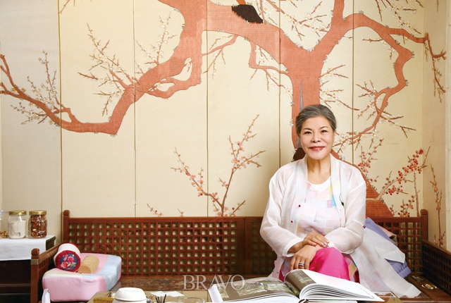 "Thiên nga bạc" rực rỡ của làng Hanbok xứ Hàn: Dùng những nếp vải tơ lụa để khẳng định sự chỉn chu là một nghi lễ tôn trọng bản ngã - Ảnh 1.