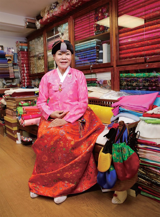 "Thiên nga bạc" rực rỡ của làng Hanbok xứ Hàn: Dùng những nếp vải tơ lụa để khẳng định sự chỉn chu là một nghi lễ tôn trọng bản ngã - Ảnh 5.