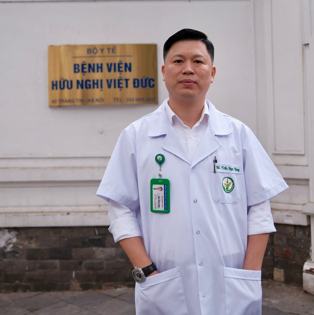 Bác sĩ Việt Đức cảnh báo: Loại nước nhiều người trẻ uống mỗi ngày đang âm thầm làm hại xương khớp, 30 tuổi đã đau lưng, thoát vị đĩa đệm - Ảnh 1.