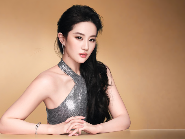 Chưa bao giờ thấy Lưu Diệc Phi sexy, gợi cảm đến vậy! - Ảnh 1.