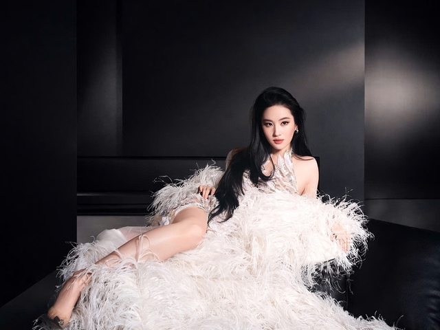 Chưa bao giờ thấy Lưu Diệc Phi sexy, gợi cảm đến vậy! - Ảnh 2.