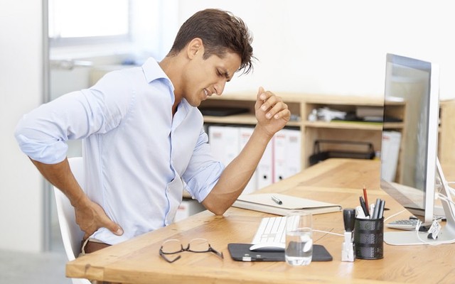 Bác sĩ Việt Đức cảnh báo: Loại nước nhiều người trẻ uống mỗi ngày đang âm thầm làm hại xương khớp, 30 tuổi đã đau lưng, thoát vị đĩa đệm - Ảnh 2.