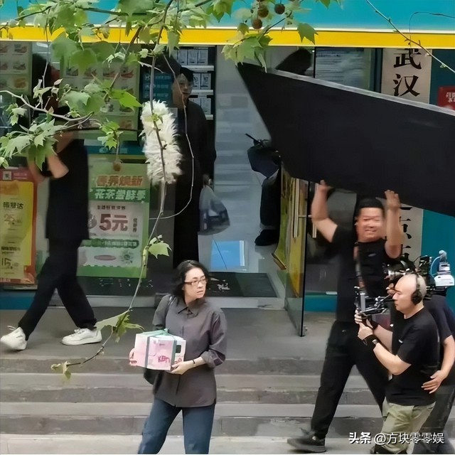 Từ bức ảnh Chương Tử Di tăng 10kg đầy ngấn mỡ: Chúng ta đang đòi hỏi gì ở một người phụ nữ ngoài 40? - Ảnh 2.