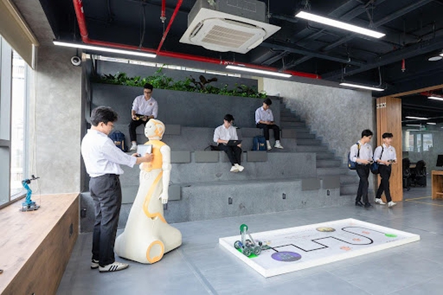 GS . TSKH . Hoàng Văn Kiếm - Trường Đại học Quốc tế Sài Gòn SIU: Chuẩn bị cho tương lai nghề nghiệp trong thời đại AI 2026 - Ảnh 2. GS . TSKH . Hoàng Văn Kiếm - Trường Đại học Quốc tế Sài Gòn SIU: Chuẩn bị cho tương lai nghề nghiệp trong thời đại AI 2026 - Ảnh 2.