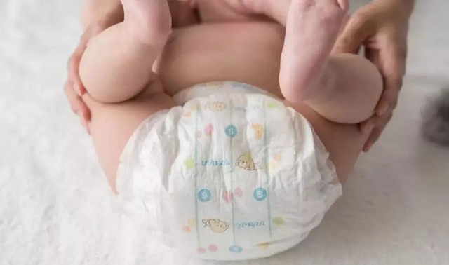 Bé hay bị hăm đỏ vùng mông? Đừng vội đổ lỗi cho tã, 90% bố mẹ đang chăm sai mà không biết - Ảnh 4.