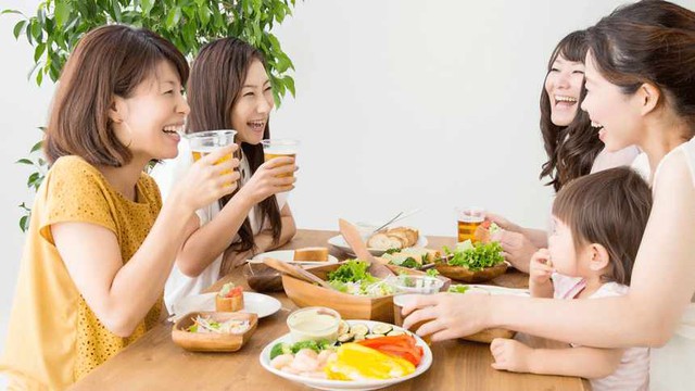 Sau tuổi 50, cách bạn ăn quyết định tuổi thọ của bạn: 4 nguyên tắc đơn giản nhưng ít ai làm đúng - Ảnh 1.