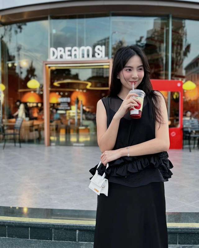 Phong c&aacute;ch thời trang Mai Ngọc: B&iacute; quyết mix&match trang phục đen trắng ấn tượng - Ảnh 5.