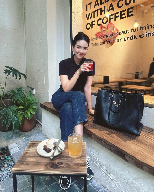 Phong c&aacute;ch thời trang Mai Ngọc: B&iacute; quyết mix&match trang phục đen trắng ấn tượng - Ảnh 7.