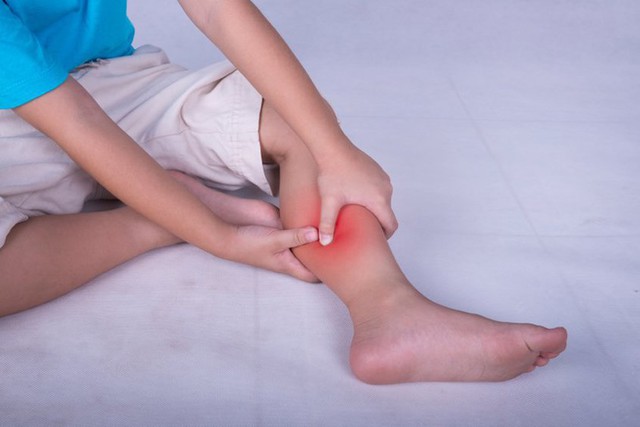 Trẻ không sưng, không đỏ chân nhưng thường xuyên kêu đau: Có thể là 