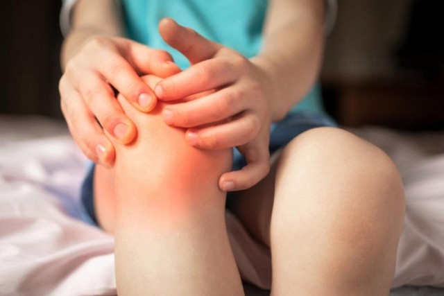 Trẻ không sưng, không đỏ chân nhưng thường xuyên kêu đau: Có thể là 