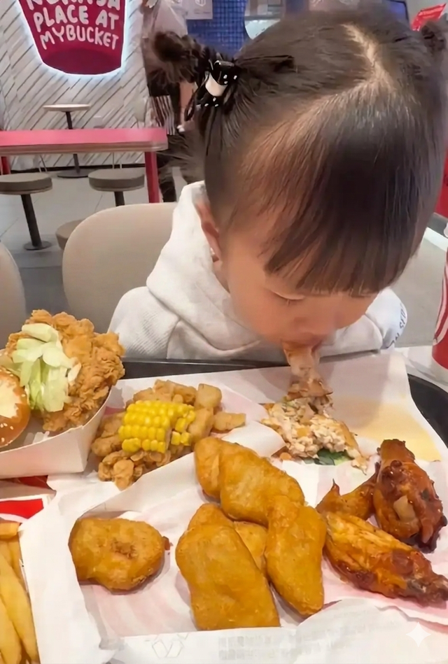 Bé gái vừa ăn thịt vừa nhè ra: Người từng trải nói trúng vấn đề