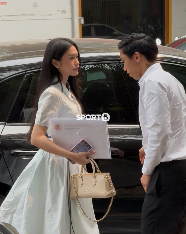 Porsche sang, vợ đẹp và dấu hỏi về chiếc bàn là và thắt lưng của Đoàn Văn Hậu - Ảnh 3.