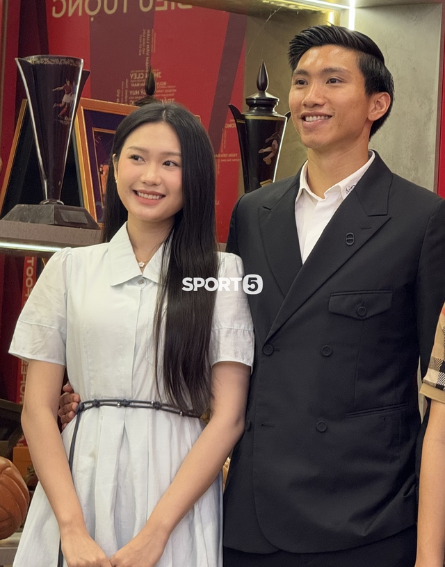 Porsche sang, vợ đẹp và dấu hỏi về chiếc bàn là và thắt lưng của Đoàn Văn Hậu - Ảnh 5.