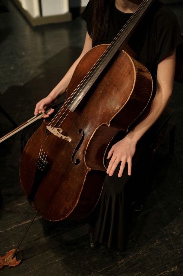 Từ bỏ liệu trình đắt đỏ, quý cô tuổi 40 rủ nhau học nhạc cụ để "chống già" cho tâm trí - Ảnh 2.