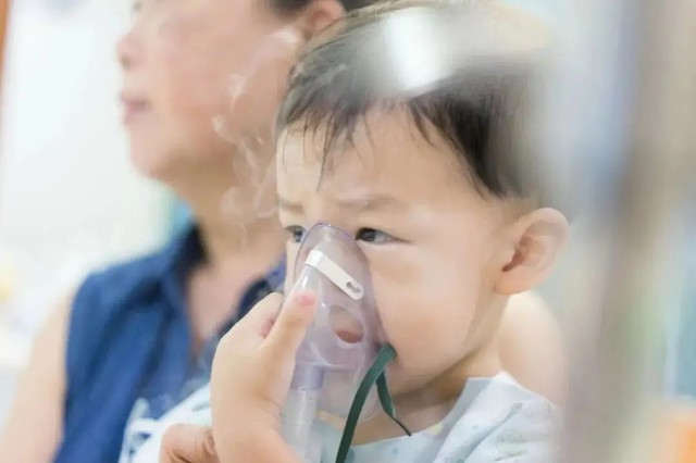 Đừng hút thuốc trong nhà: Khói thuốc thụ động có thể làm “biến đổi” DNA của con bạn - Ảnh 2.