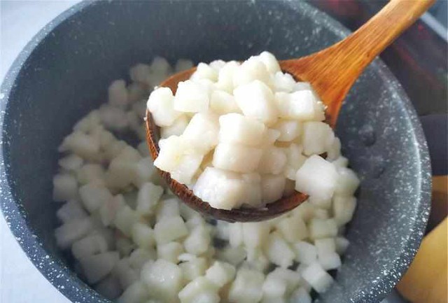 Thắng mỡ lợn, tuyệt đối đừng chỉ cho muối! Th&ecirc;m 3 thứ n&agrave;y mỡ sẽ trắng phau, thơm phức, để cả năm kh&ocirc;ng hỏng - Ảnh 2.