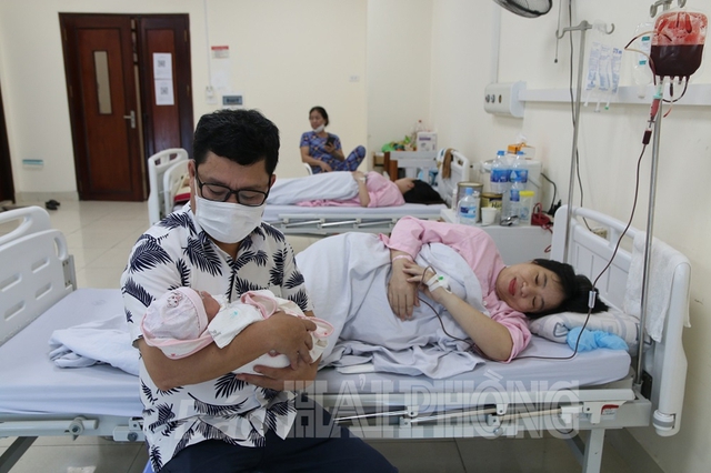 Người trẻ đồng loạt không sinh con, 30 năm nữa sẽ ra sao? Nhật Bản đang trải qua điều đó - Ảnh 1.