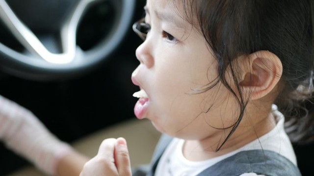 Bé 6 tháng tuổi bị ngạt thở, tay chân tím tái: Bà ngoại ôm cháu lao vào trạm y tế kêu cứu, bác sĩ xử lý kịp thời - Ảnh 1.