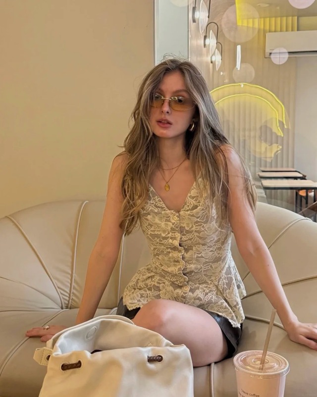 C&agrave;ng tối giản c&agrave;ng sang: C&ocirc; n&agrave;ng n&agrave;y đang mặc theo chuẩn tinh thần &ldquo;old money&rdquo; - Ảnh 4.