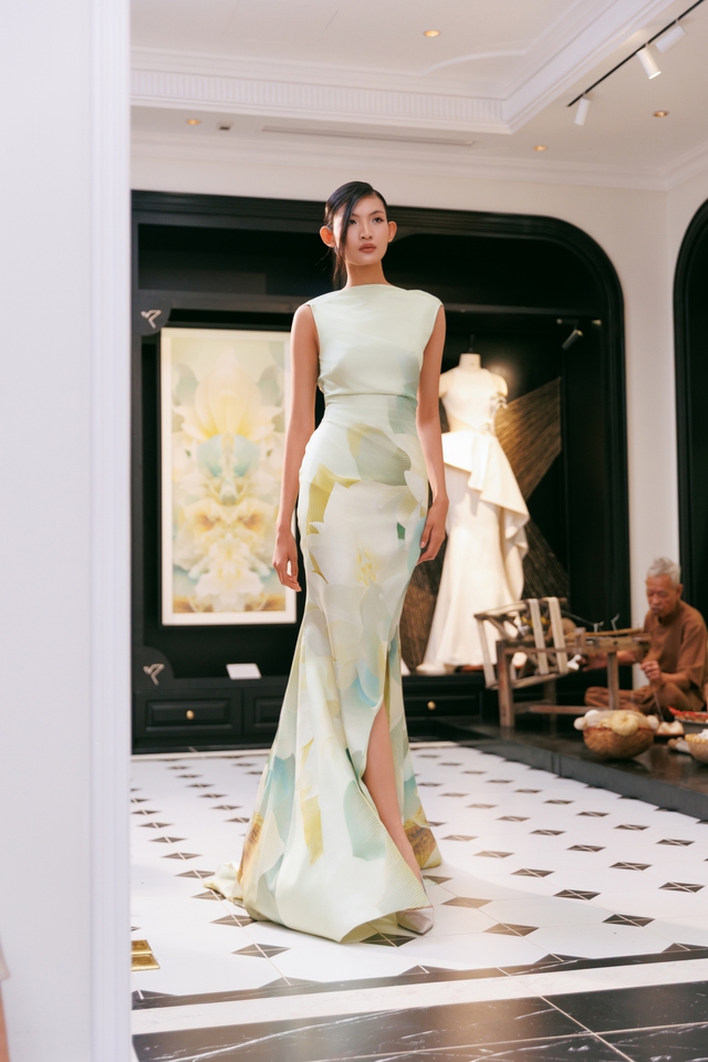 &Aacute; hậu Quỳnh Anh t&aacute;i xuất s&agrave;n diễn sau khi g&acirc;y sốt trong 